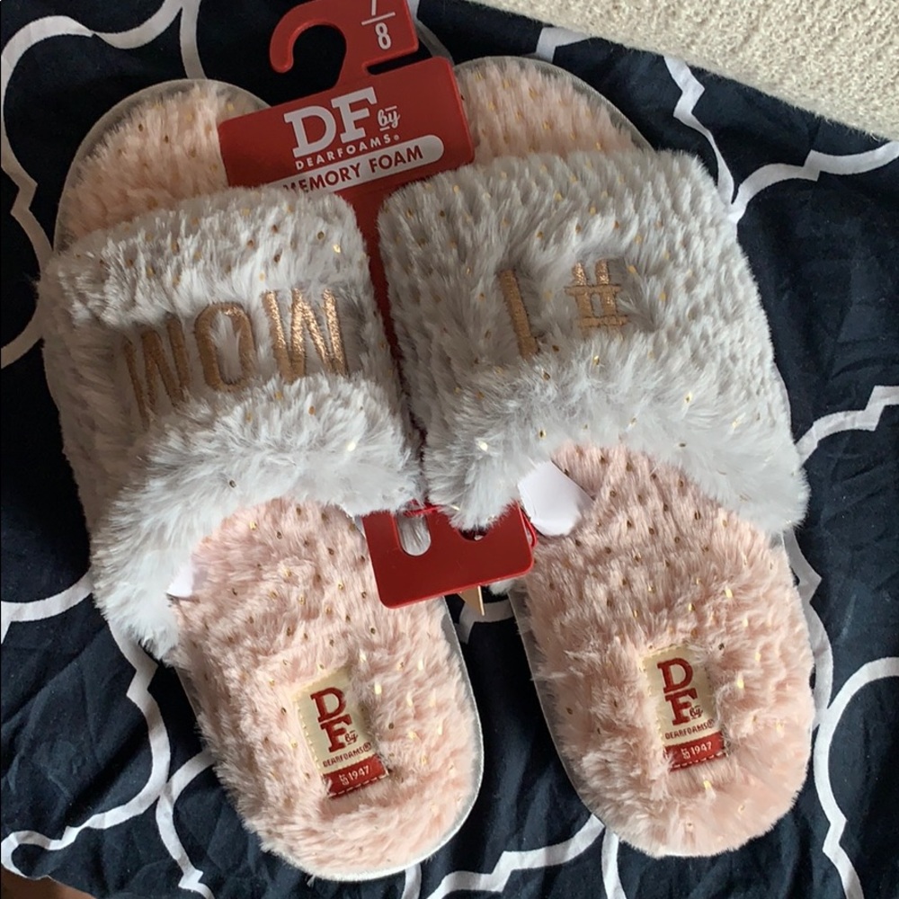 SOLD - NWT “#1 Mom” Dearfoams Slide-On Slippers
